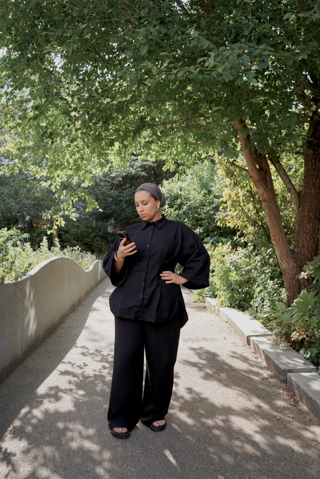The Oversized Cinched-Waist Shirt — Black thumbnail